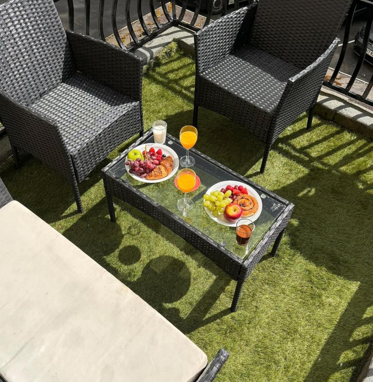 Summer With Terrace By Hyde Park Apartment