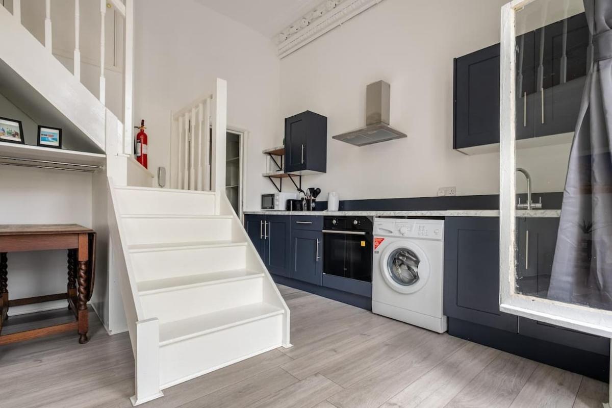 Summer With Terrace By Hyde Park Apartment *