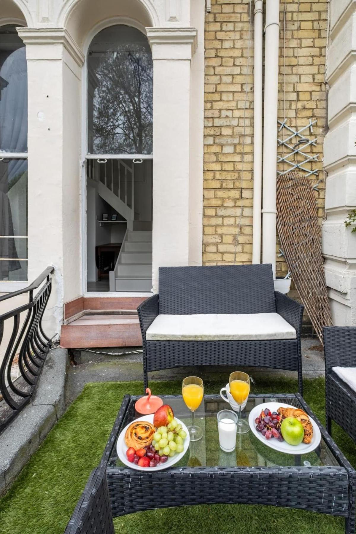 Summer With Terrace By Hyde Park *
